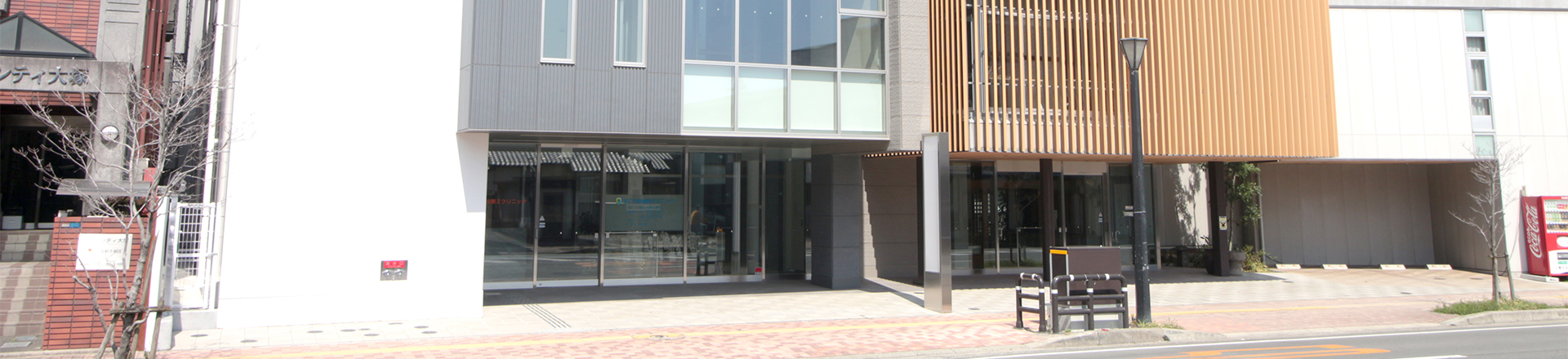 日本のすこやか歯科クリニックの外観 - モダンで清潔感のある建物