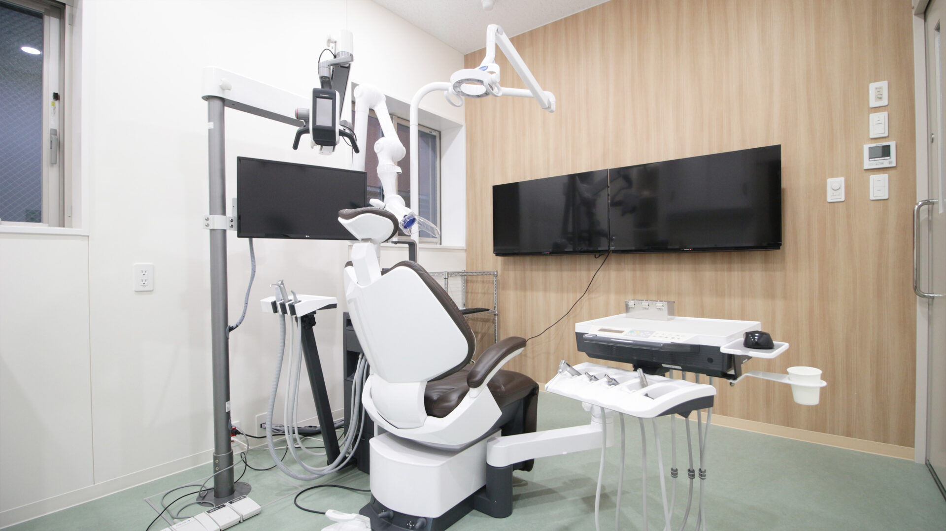 日本の歯科クリニックのプライバシーに配慮された特別診療室の内部